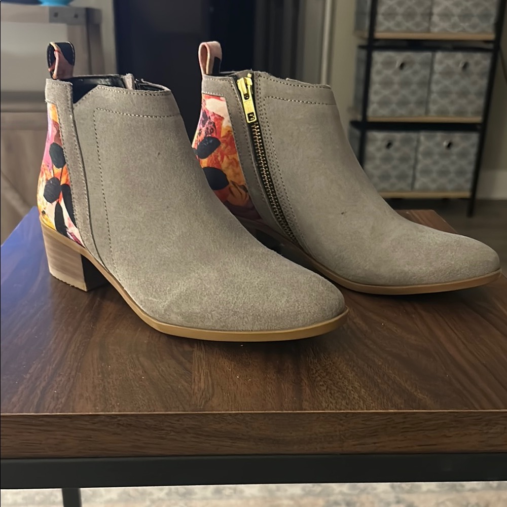 Inkkas Gray Ankle Boots with Floral Accents